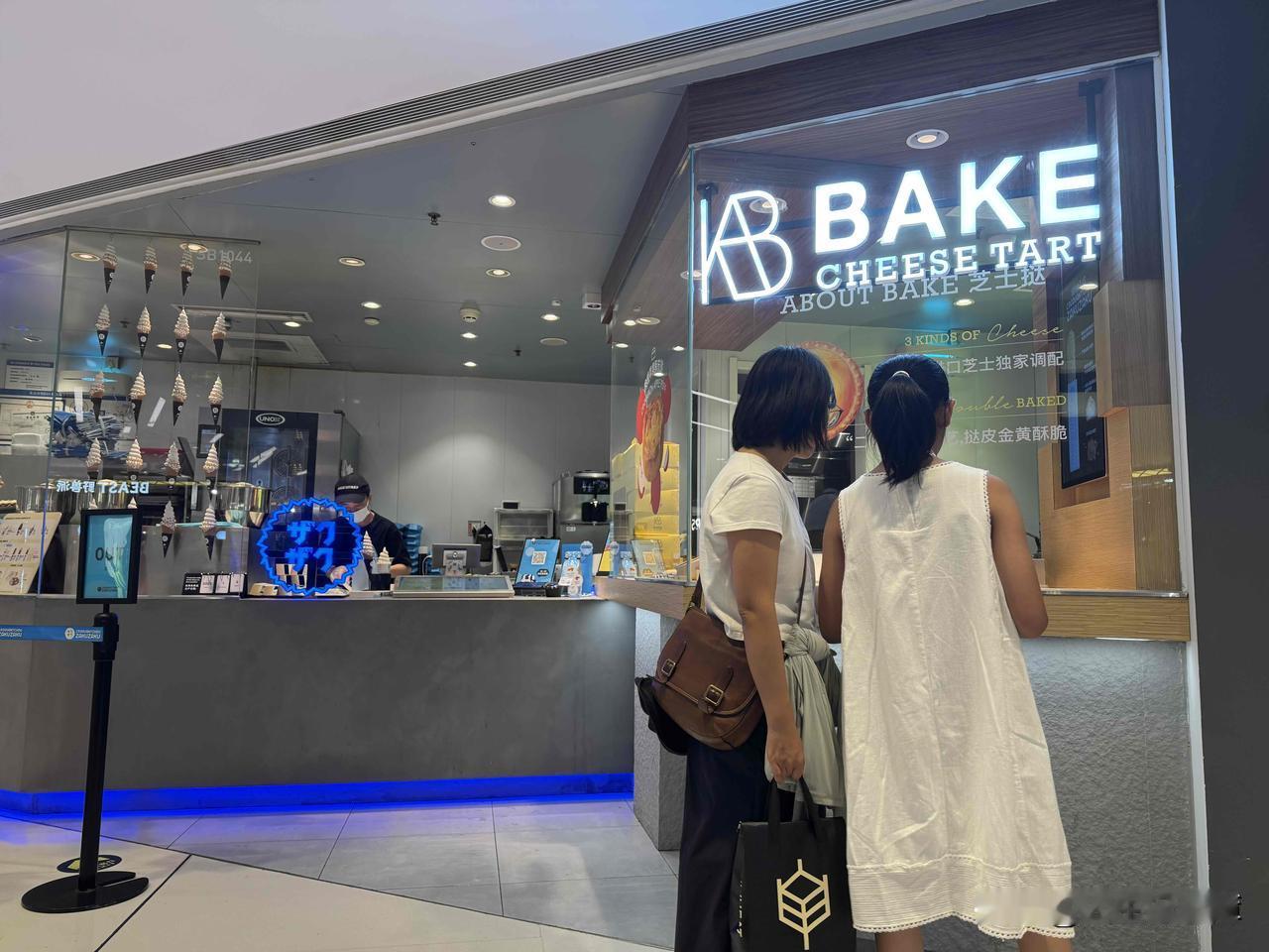 来国贸商城办个小事，从家走路来国贸的，路上被黑蚊子咬了，我是最怕蚊子叮咬，只要被