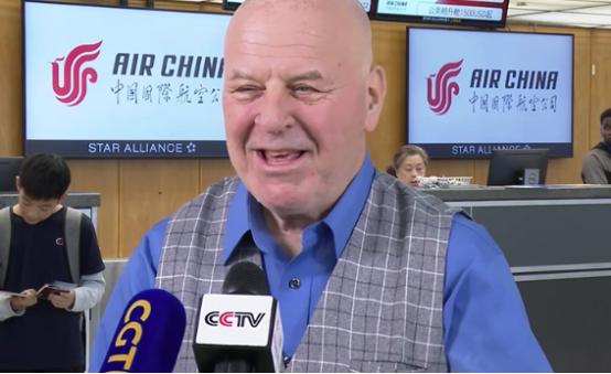 69岁美国退休教师罗纳德·萨科尔斯基成了全体美国人羡慕的对象！ 
 
事情要从二