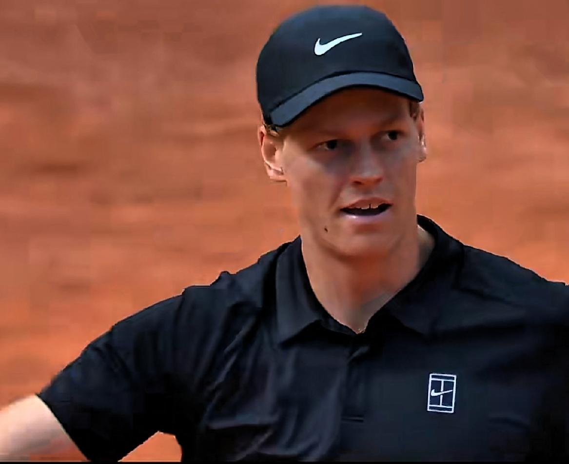 辛纳罗马站冲击“金大师”快讯：
ATP1000罗马站男单决赛刚刚打响，世界排名第