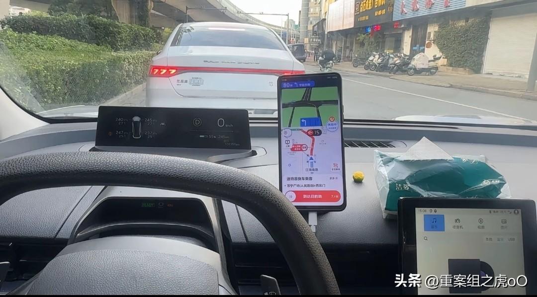 我在老家开滴滴，吃住都是家里的，租车94/天，电费：30/天，每天开8-10小时