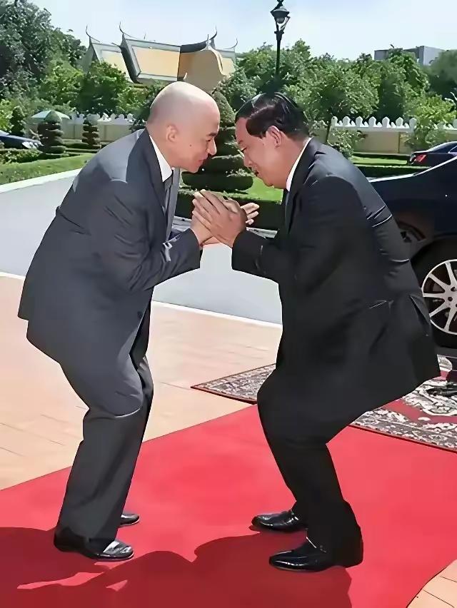 因为西哈莫尼国王的父亲西哈努克跟中国是肝胆相照的好朋友，所以西哈莫尼国王继承父亲