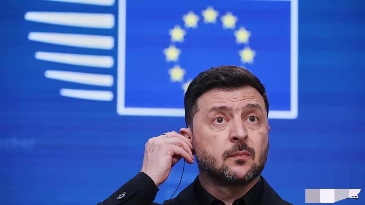 乌克兰总统泽伦斯基2025年12月18日在布鲁塞尔举行的欧盟峰会的新闻发布会上表