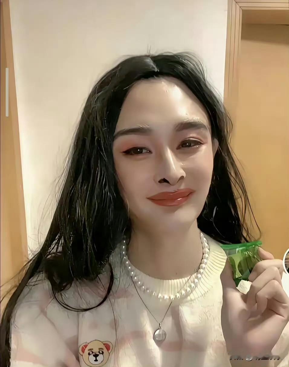 某博主仿了杨幂的妆，虽然丑为什么看着还挺像