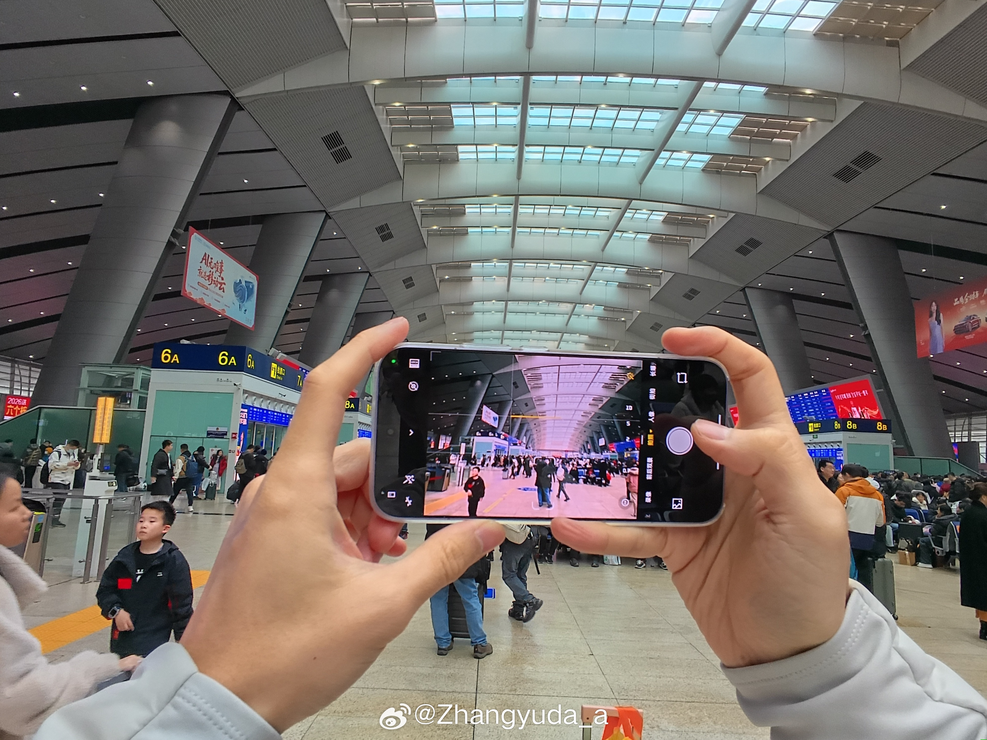 高铁站的安检怎么那么轻松 划拉几下就走了