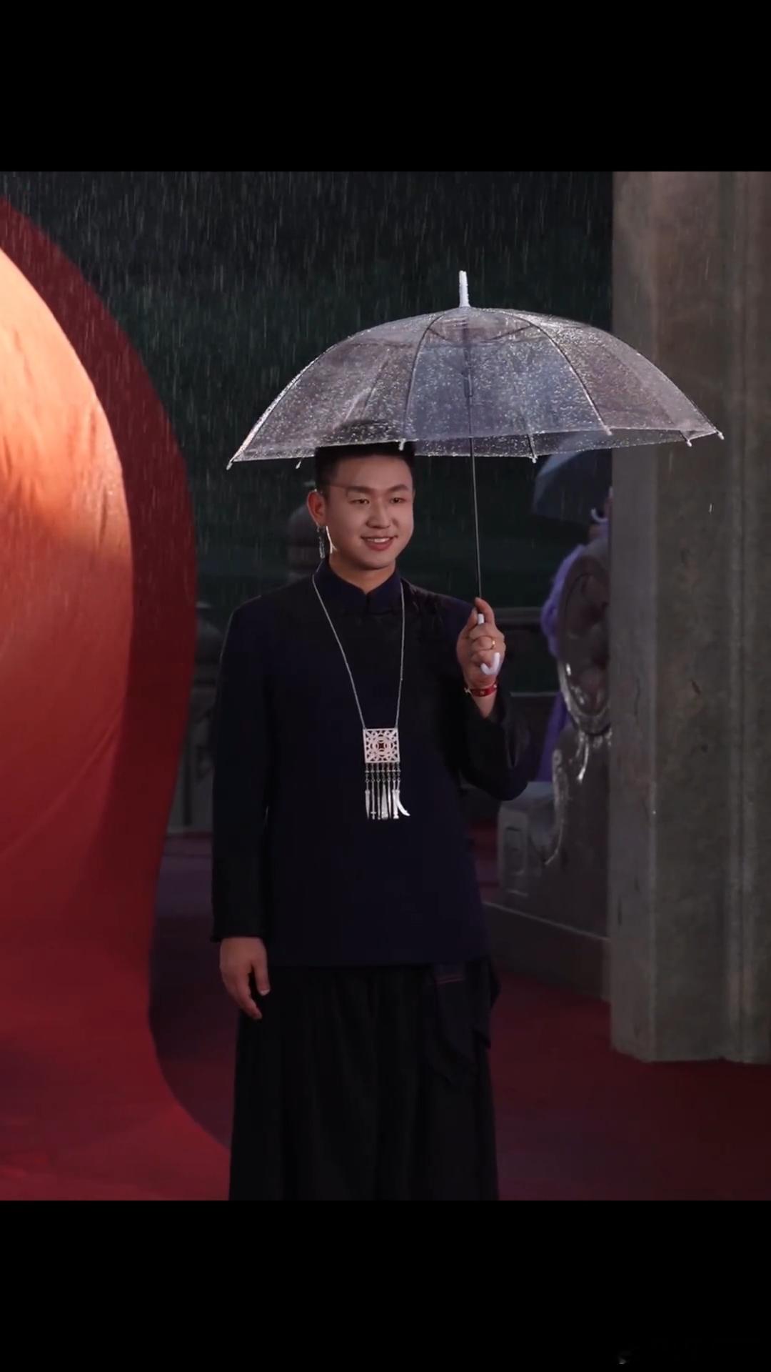 时尚芭莎红毯非遗传承时尚芭莎红毯中国风 ​​​曝芭莎盛典红毯流程时尚和非遗碰撞，