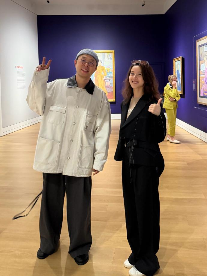 意想不到的合影！这是什么友谊？看着挺熟悉的样子。

两人并肩看展、笑对镜头，画面
