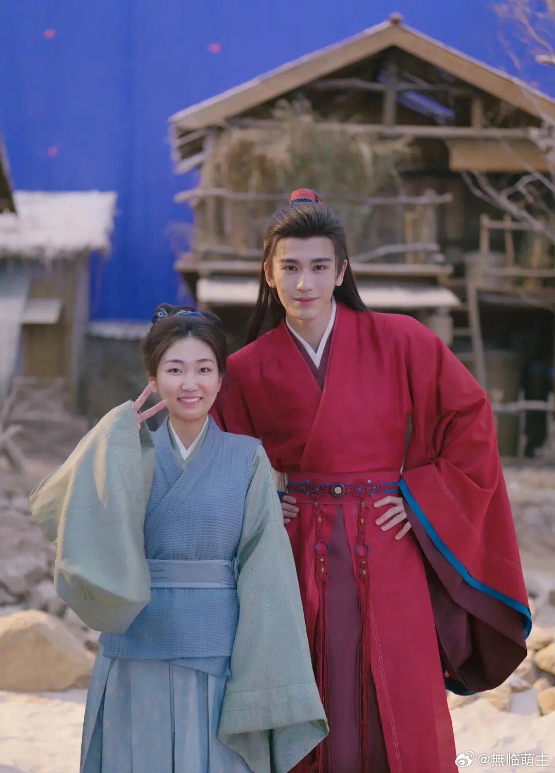 张凌赫群演的合照，网友直呼真的和剧里两模两样啊 