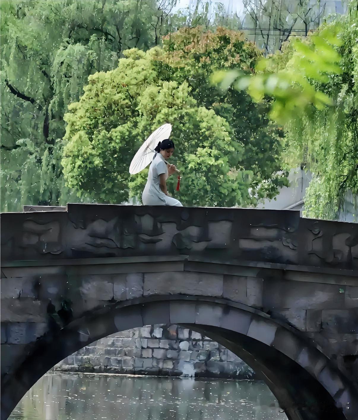 上联：春日杨花飞若雪
下联：有请雅士[玫瑰][玫瑰][玫瑰]