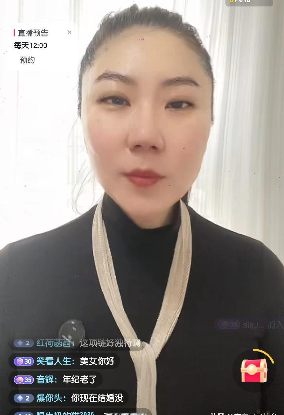 谢贤没给她的，现在每天中午12点准时问网友要。
直播镜头前，她声音压得又低又柔，