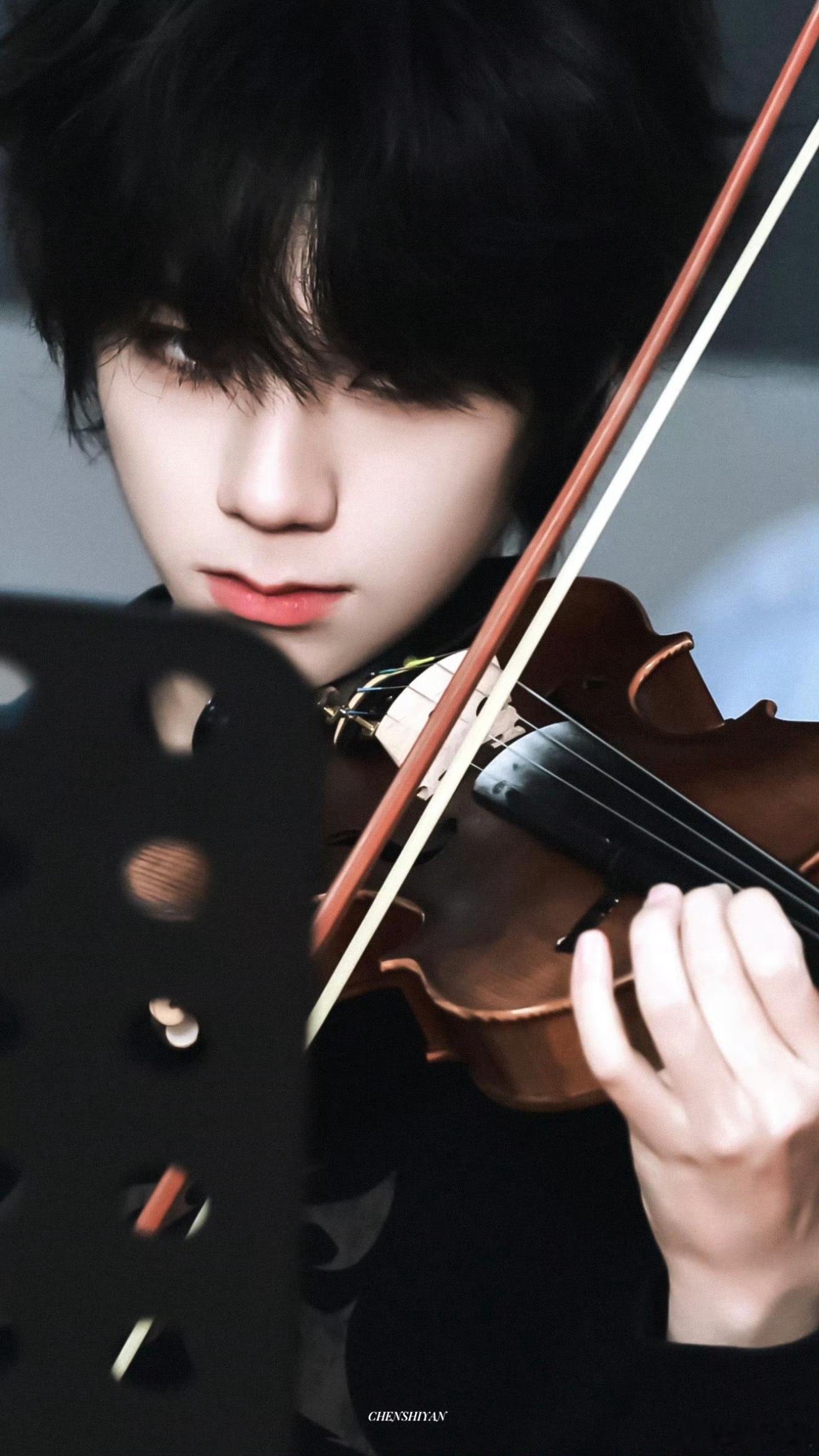 王橹杰 男鬼味鬼神塑好对味啊！有种鬼味但又很神秘，这张脸我都不知道拿什么输！！ 