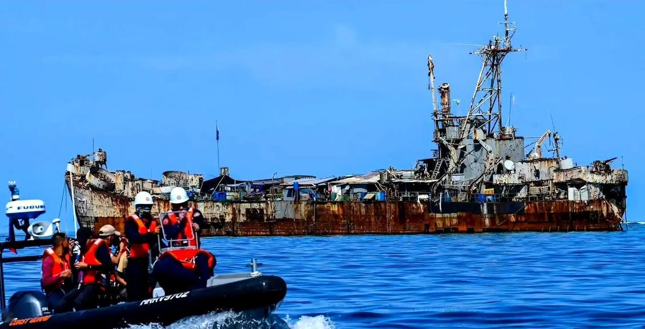 趴在仁爱礁9000多天的菲方破军舰，如今彻底拖不走！补给斗法越闹越丢脸，南海真实
