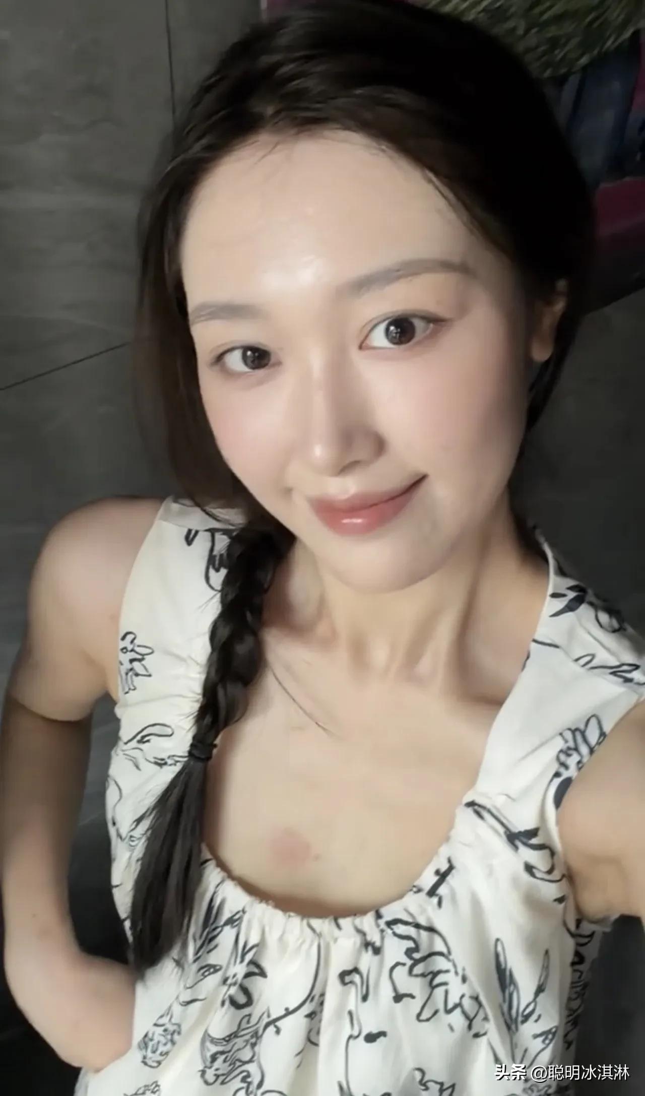 晨起一杯温水，唤醒元气；
午后书影相伴，滋养灵魂。  
妆容是铠甲，微笑是名片，