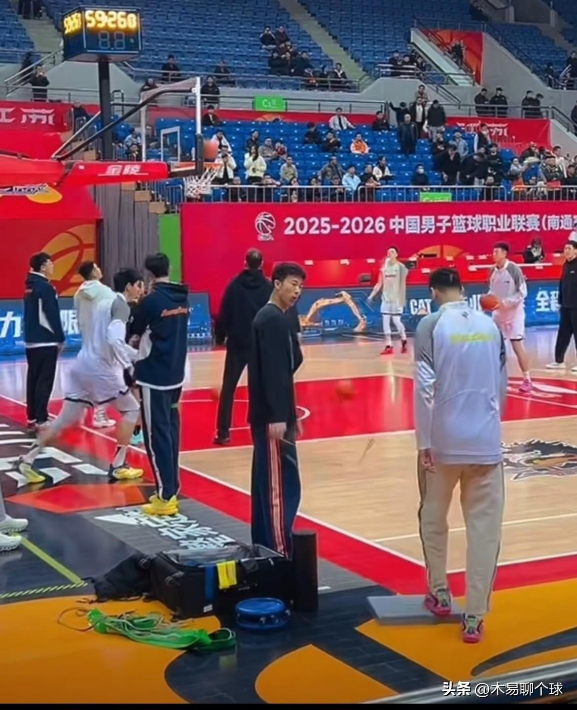 8分优势遭江苏1分绝杀：杜锋遭粤媒痛批！昨晚，CBA常规赛再爆冷门。广东男篮在最