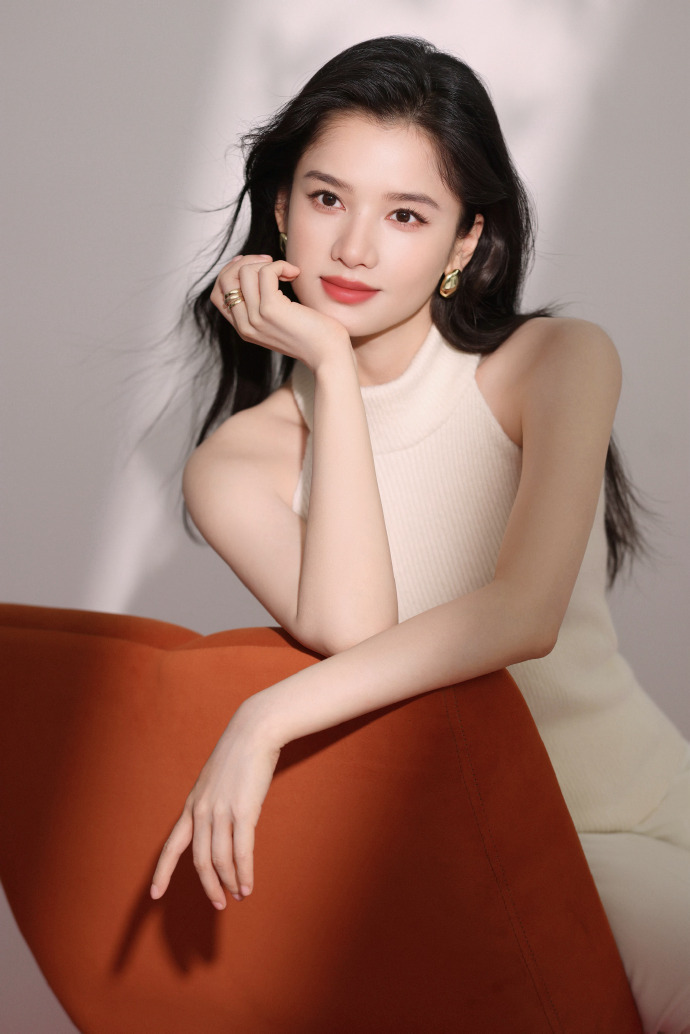从一组图感受张婧仪的轻熟女风味，这个妆造太美了 