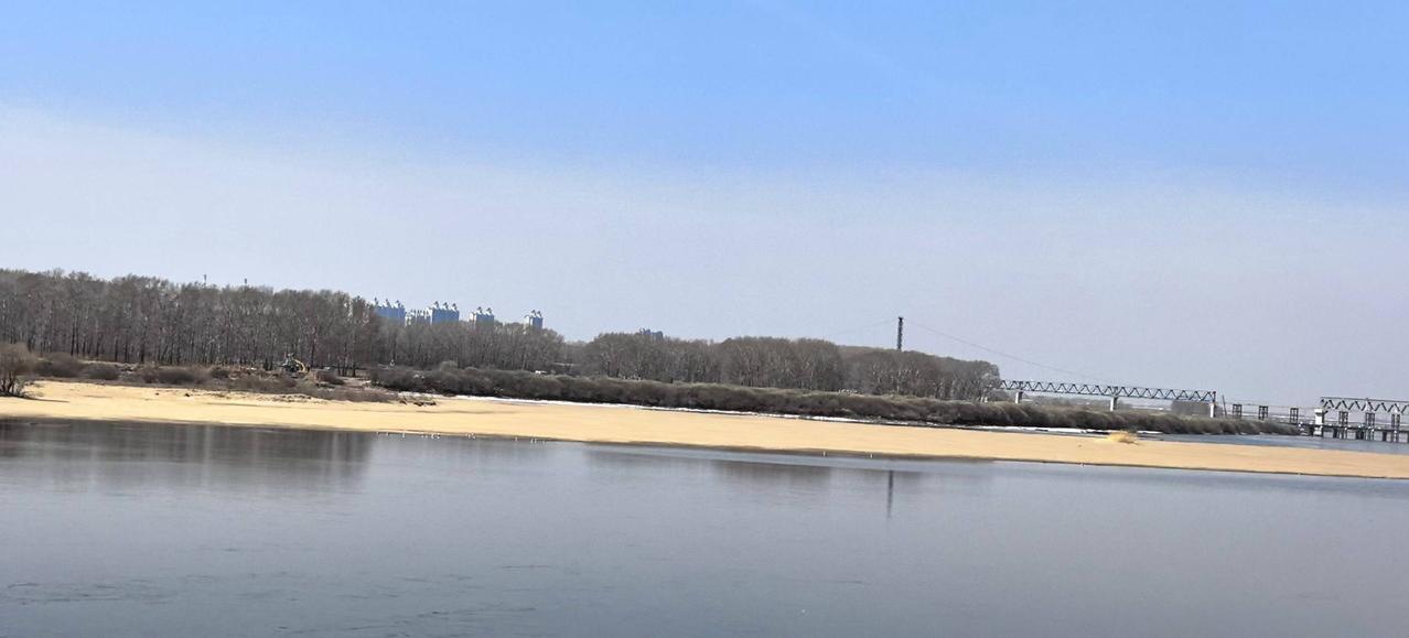 江畔观云思沧桑