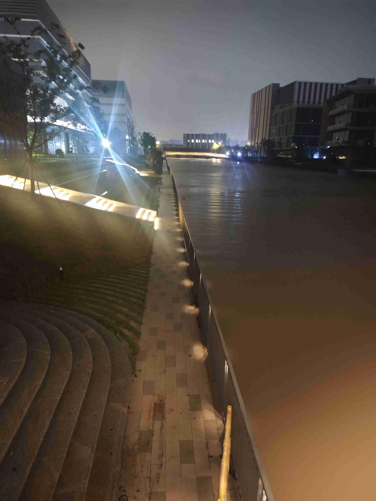 我的今日状态：🏃‍➡️运动
我这里的天气：⛈️雷雨
台风白海豚的威力还真不小。