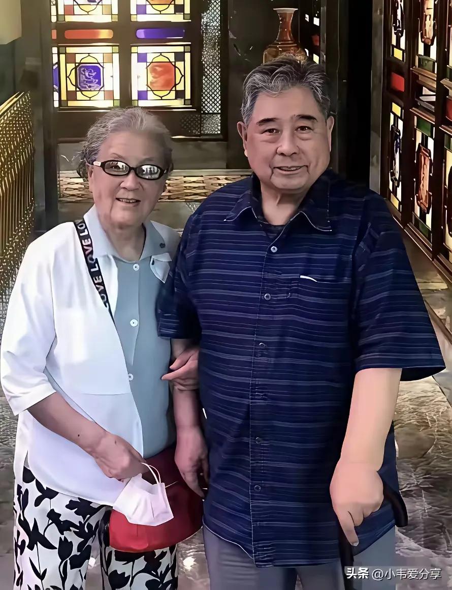 方圆天地，为头条联友对联：
世事看淡常含笑，
人情等闲不忧伤。