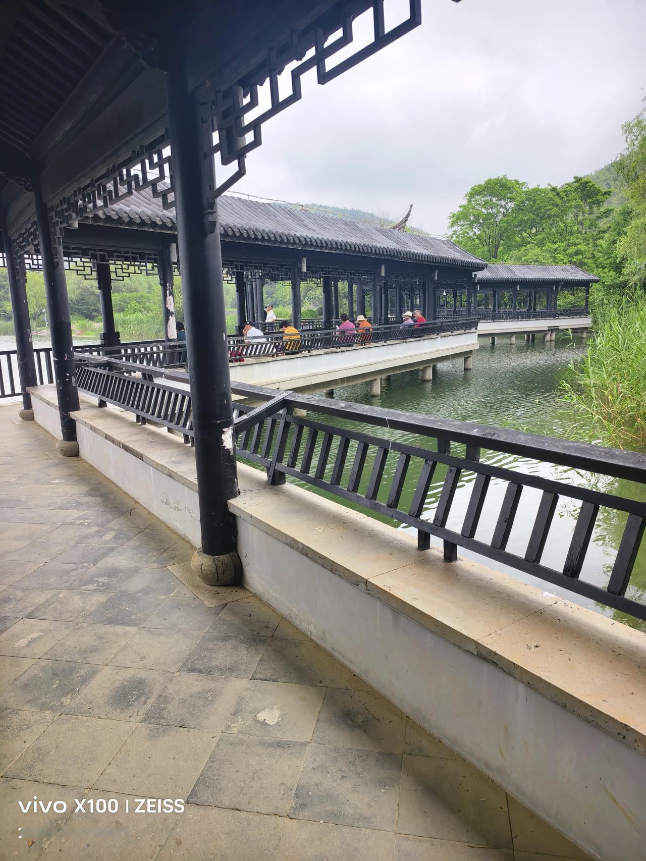晒晒我的摄影作品古廊依碧水，静享岁月安然。
古风长廊 园林美景
