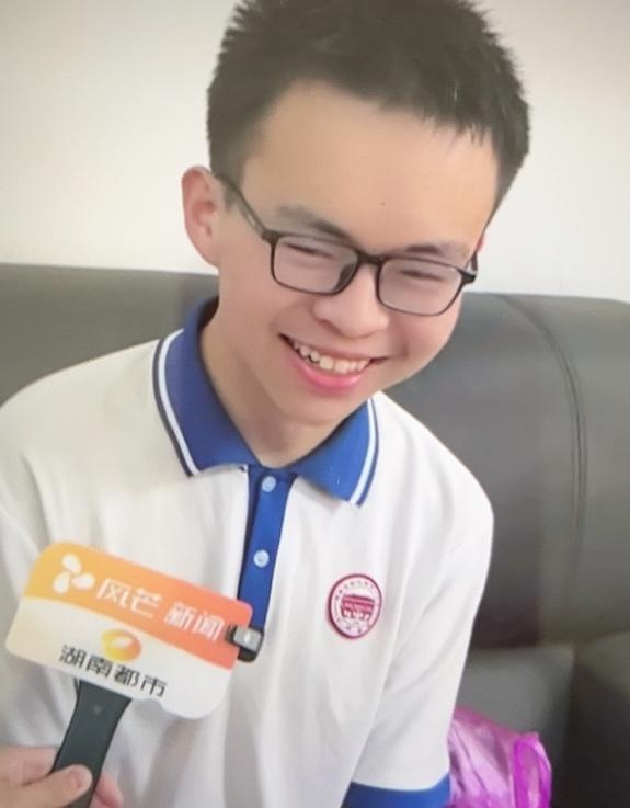 6月25日，娄底“八个鸡蛋接考”贺永辉高考成绩揭晓，永辉第一时间打电话给爸爸：我
