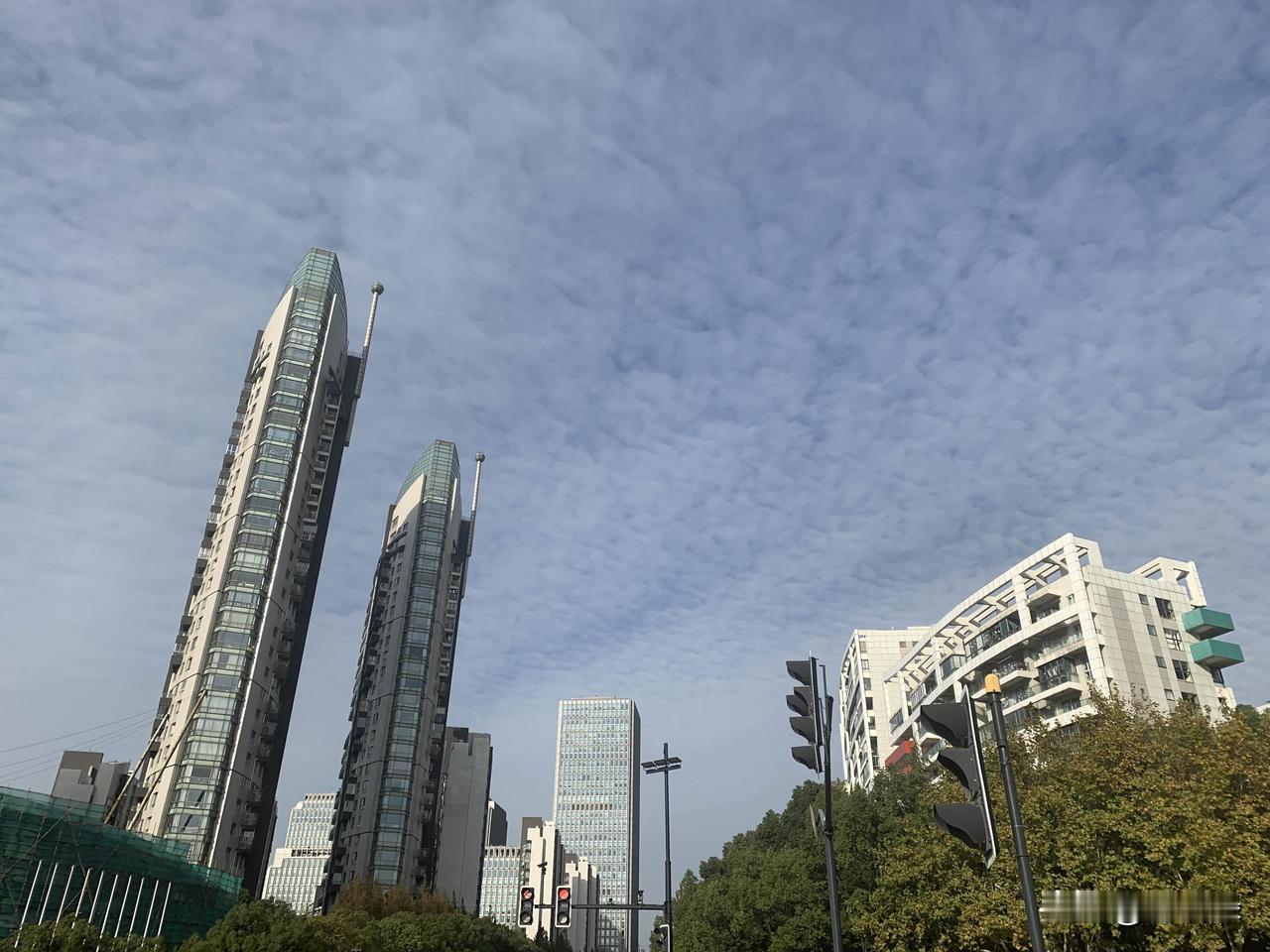 今天上海市中考英语口语测试，10分，时间全程半个小时左右。

本来简单的事儿让几