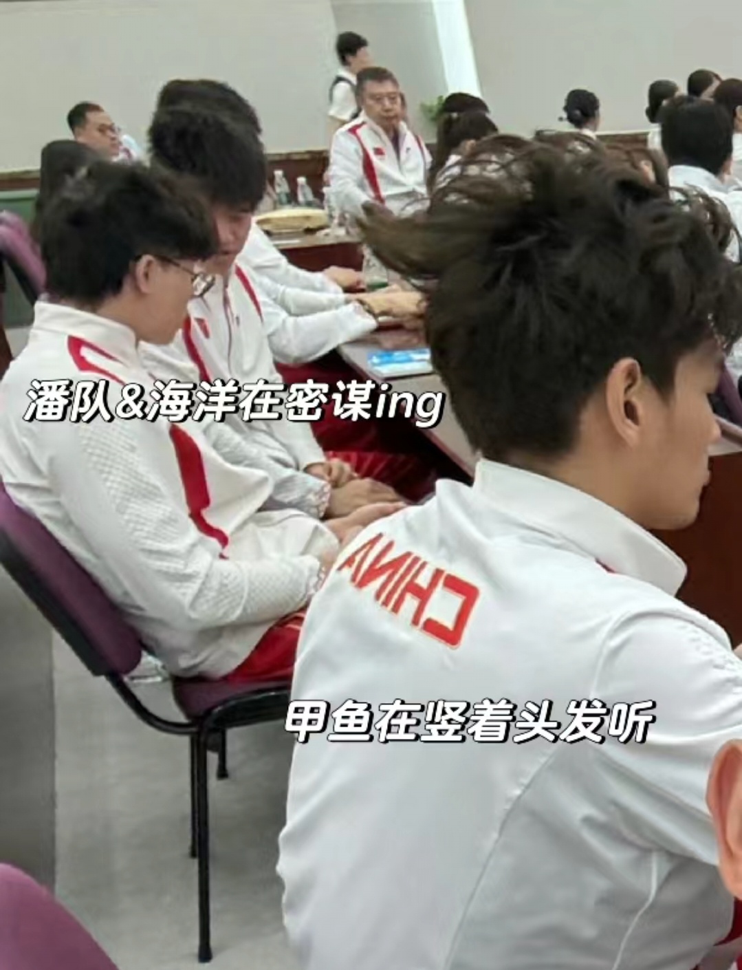 仨人的发型都跟被炮崩了一样，但泳男的发量都很实在，怎么说呢，感觉泳男没有秃顶 ​