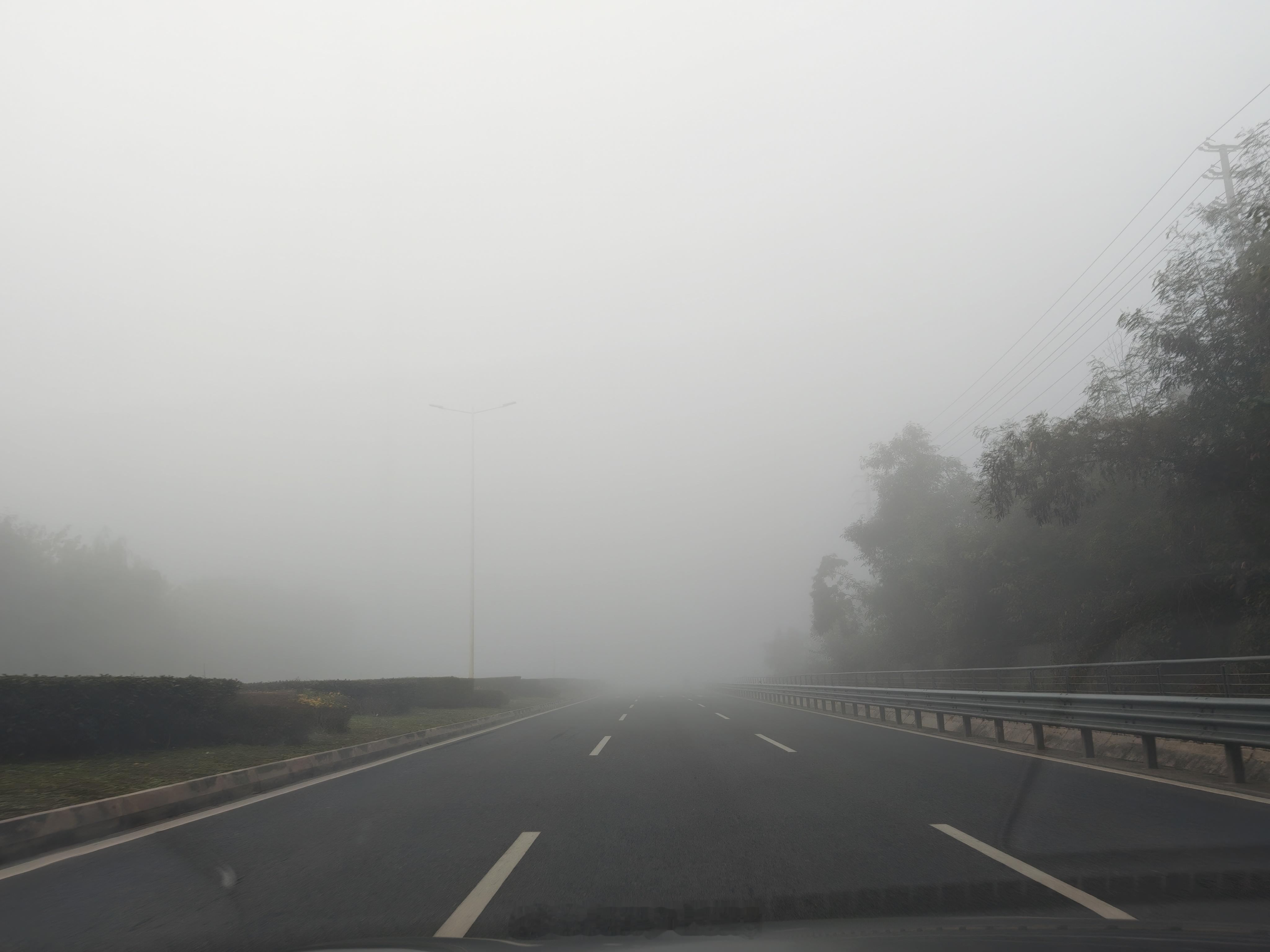 好大的雾🌫️可见度不到10米 
