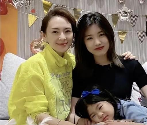 章子怡今天要高兴了！
汪峰却不淡定了。
原来是网友问葛荟婕说:你女儿把章子怡叫妈