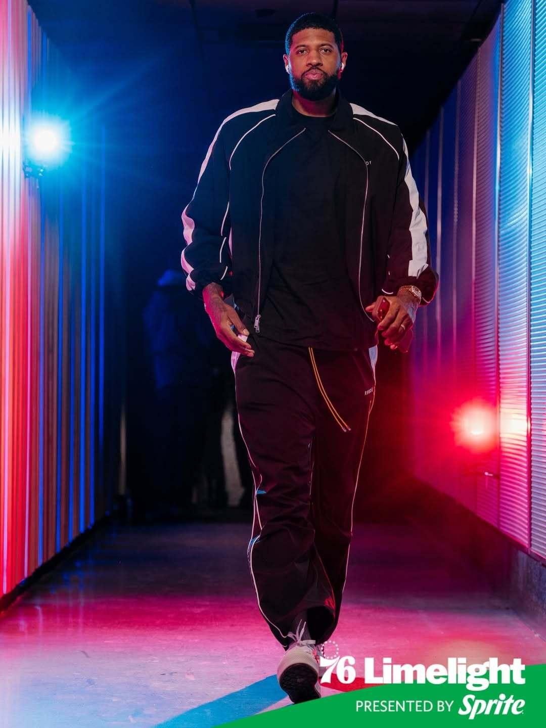 套装潮男！分享今日份赛前抵达主场球馆时的帅泡～费城76人冬日热情篮不住PaulG