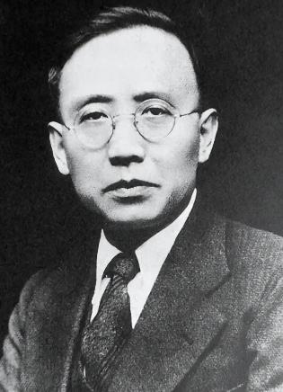 1912年洞房之夜，郭沫若见发妻太丑，拒绝同房，就在他转身要走时，发妻拉住他苦苦