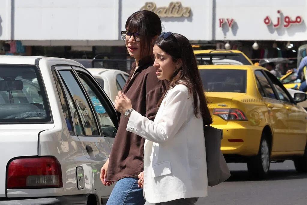 伊朗第一副总统穆罕默德·阿雷夫星期二（3日）签署了一项决议，旨在理清交通法规。这