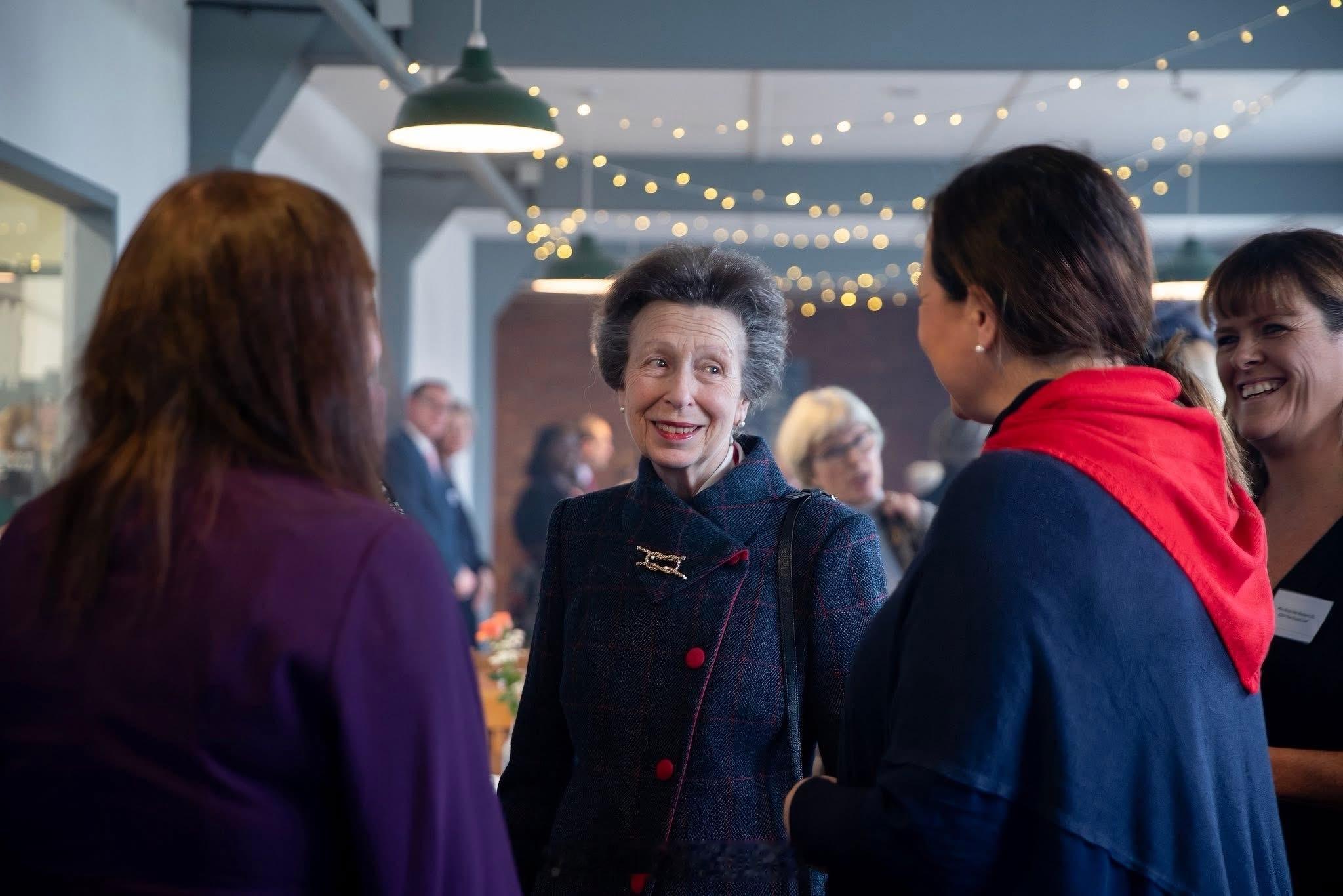 英国王室[超话]  2025年10月29日，安妮长公主在北安普顿访问烘焙工作室T