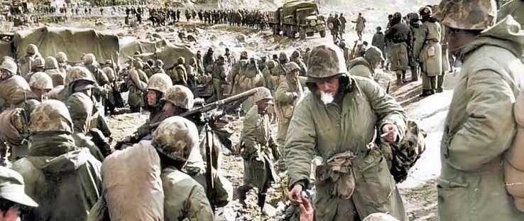 1951年，一群志愿军战士在撤退时，猛然发现眼前狭隘的小山谷里，竟然出现了成千上