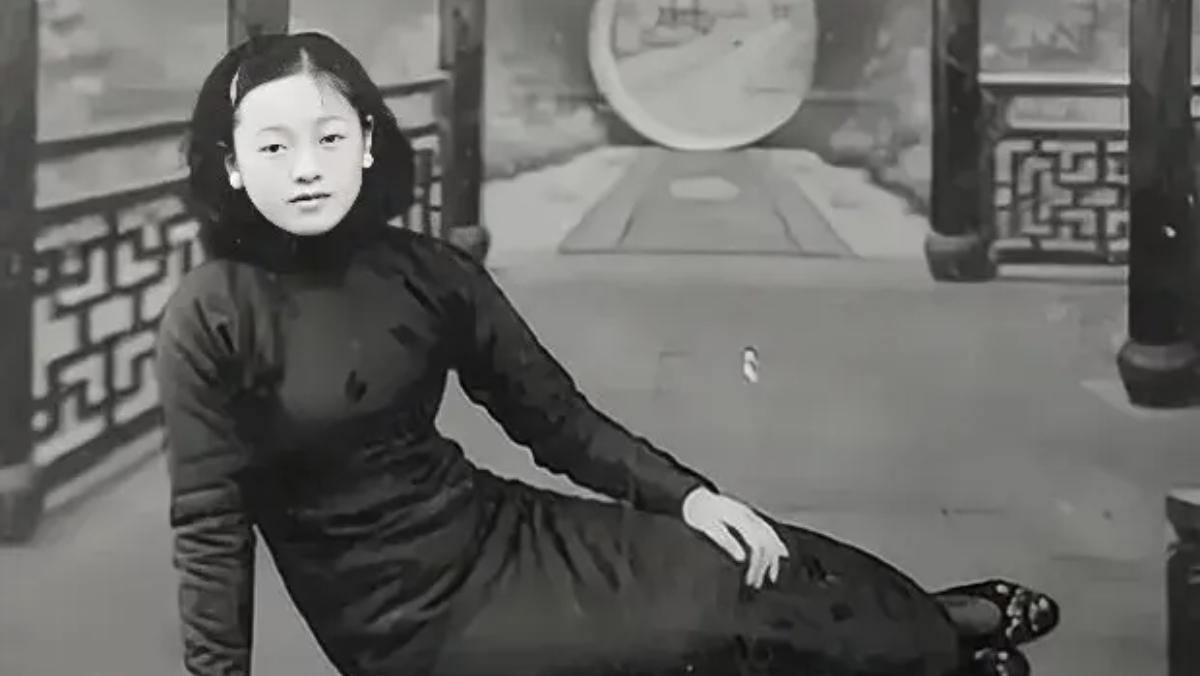 离谱晚年婚！90岁军阀娶17岁少女，一年后喜得一女
 
民国军阀杨森的晚年经历，