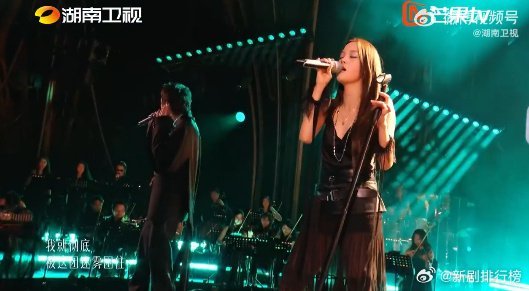 不拘泥竞技炫技，欧阳娜娜以大提琴伴奏与和声助阵，和窦靖童合作舞台温柔又有质感歌手