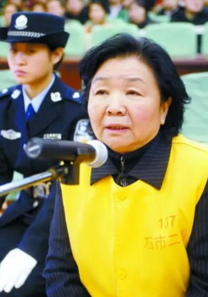 三度减刑、2027年即将出狱！2014年，有记者得到了证实，被判无期徒刑的原三鹿