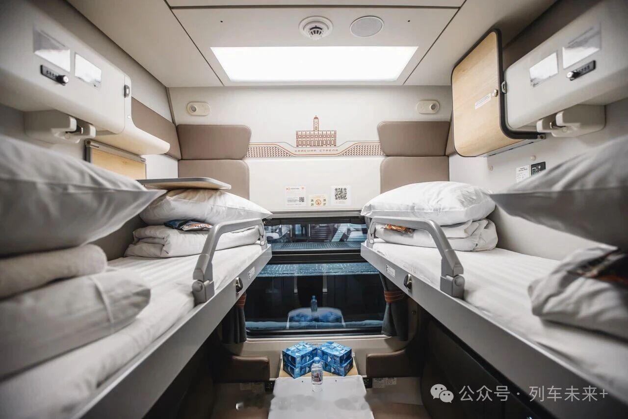 铁路头条【俄罗斯“红箭”列车启用T型轨距新车，舒适度再升级】 2025年俄罗斯铁