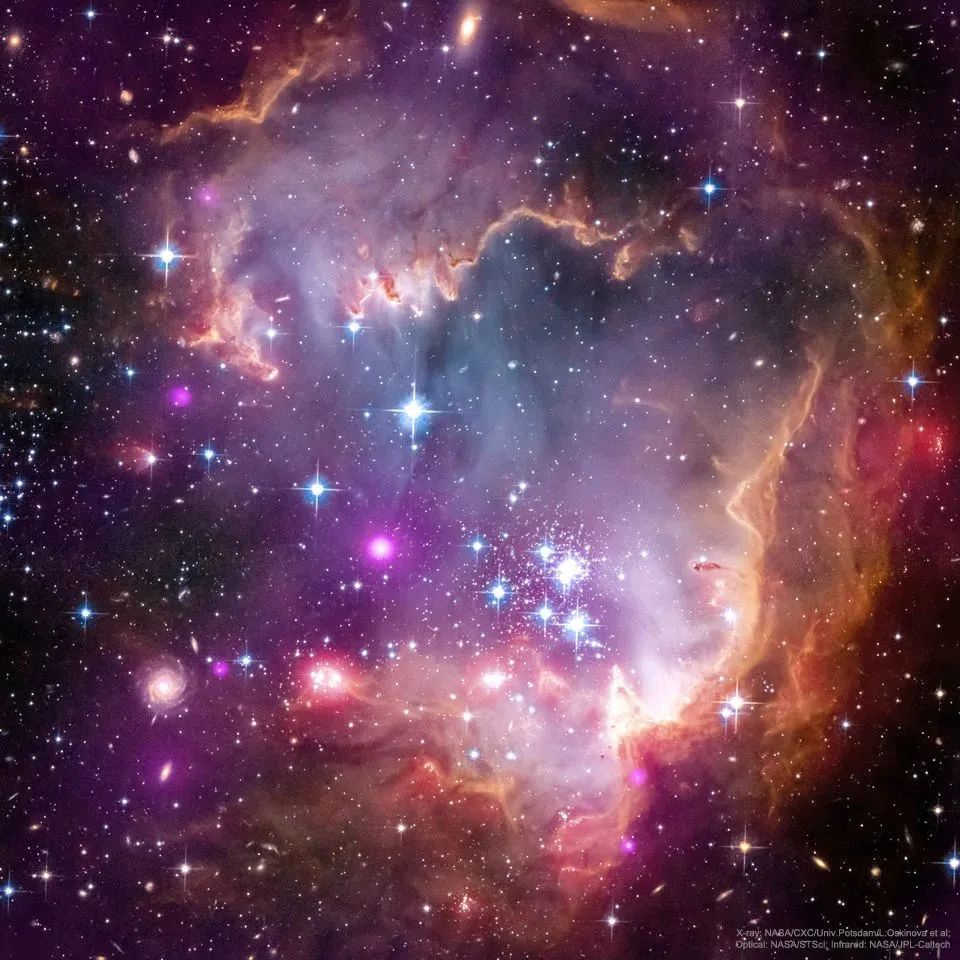 位于麦哲伦小星云边缘的NGC 602星团，距离我们大约200,000光年。这个年
