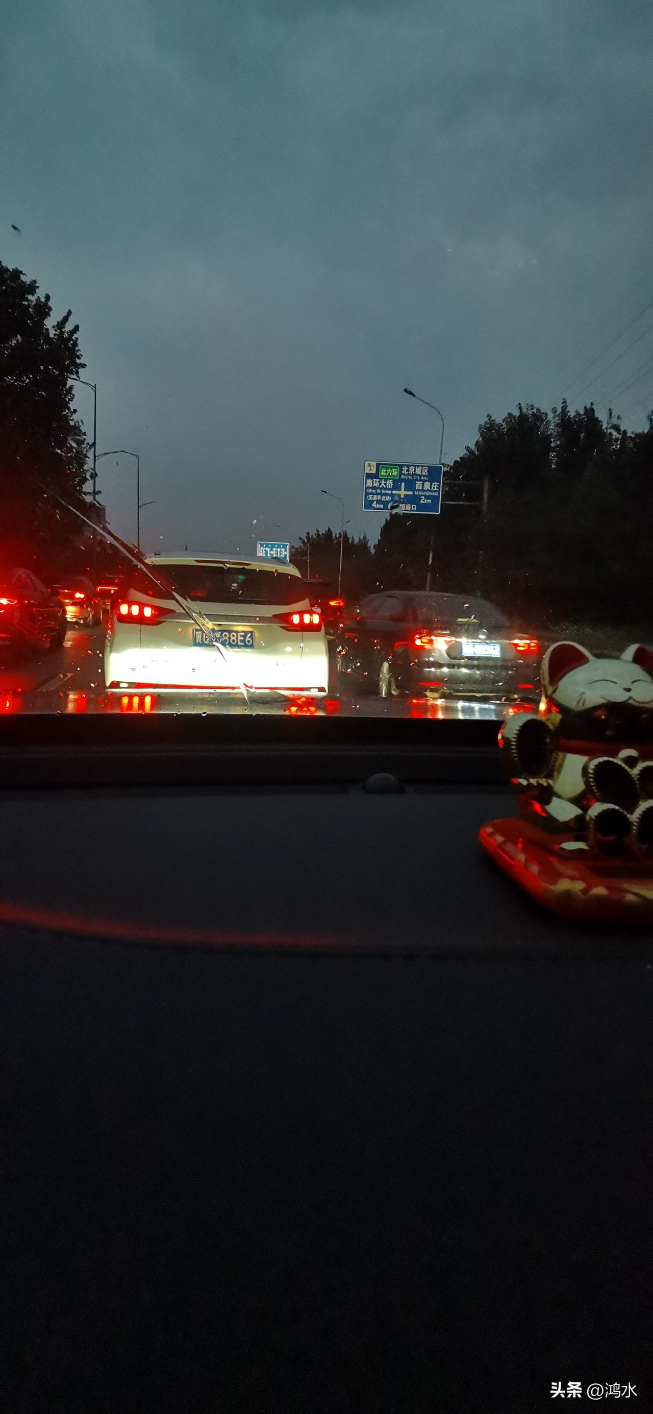 晚上，北京有雨，我在大学门口接了两个大学生，一男一女，手拉手从学校里出来，坐上了