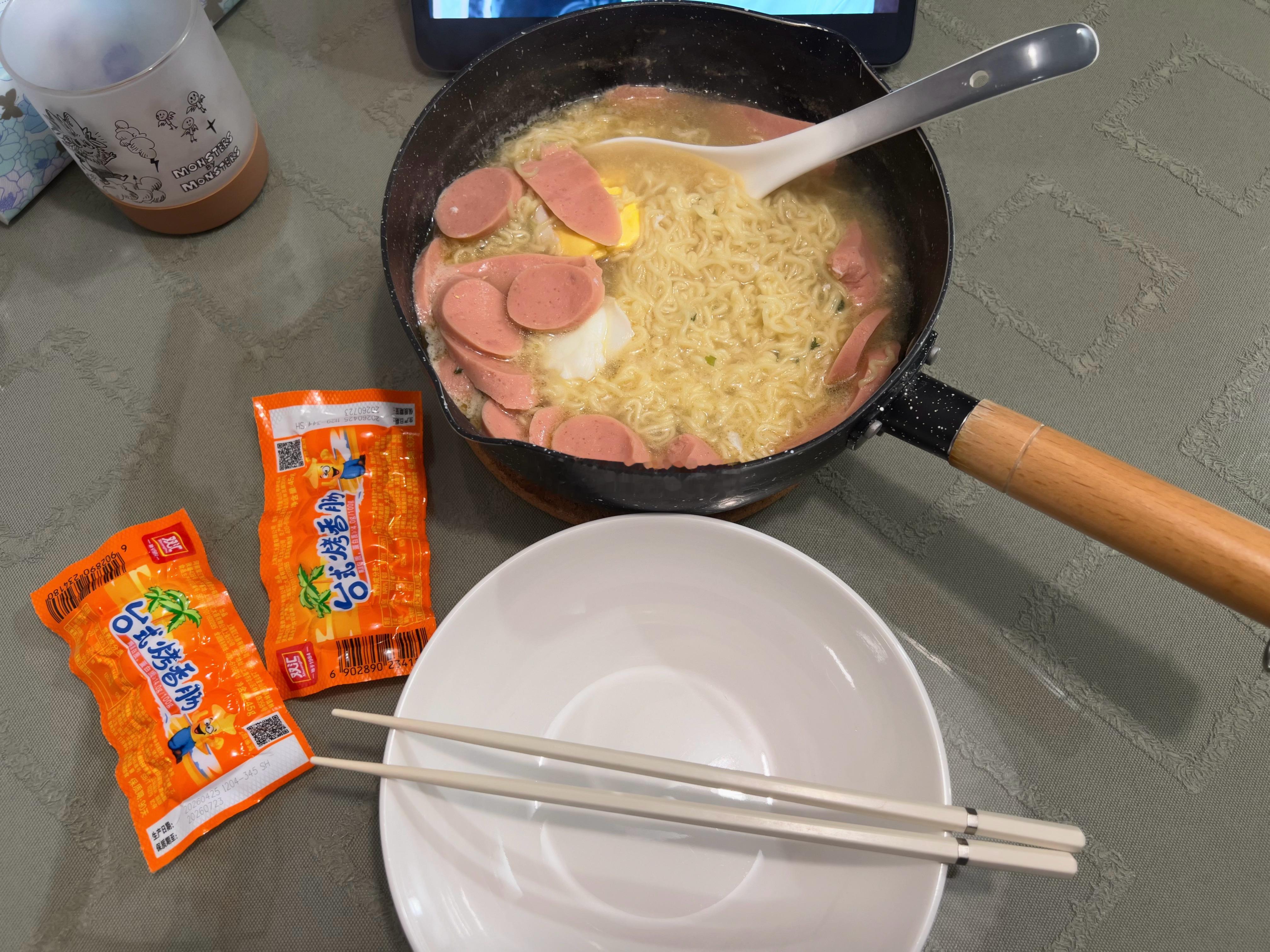 加班到八点多，十点多才到家，到家吃一份原汁鸡汤面加肠加蛋版，好舒服明天终于休息了