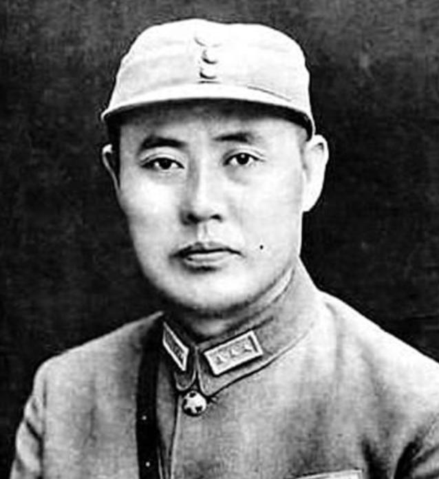 1949年夏，北平某条胡同的小旅馆里，一具女尸躺在床上。

衣衫凌乱，脖子上勒着