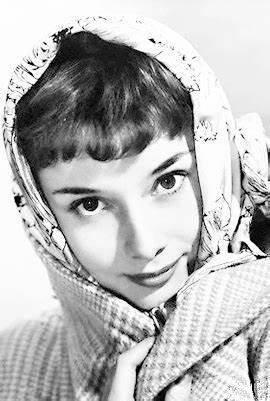 【来自投稿】奥黛丽·赫本的丝巾包头造型 