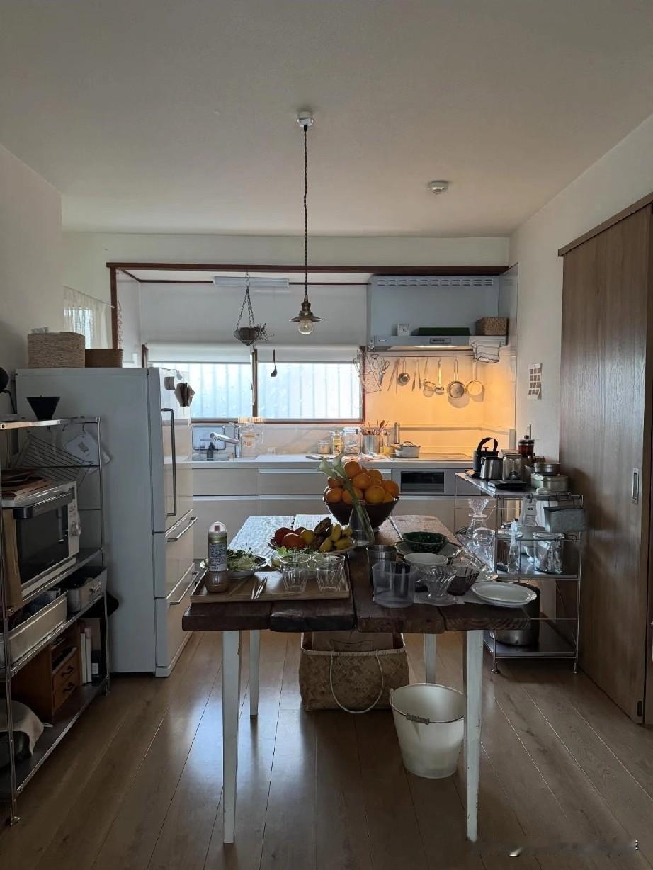 家居美学：白色和原木永远百搭