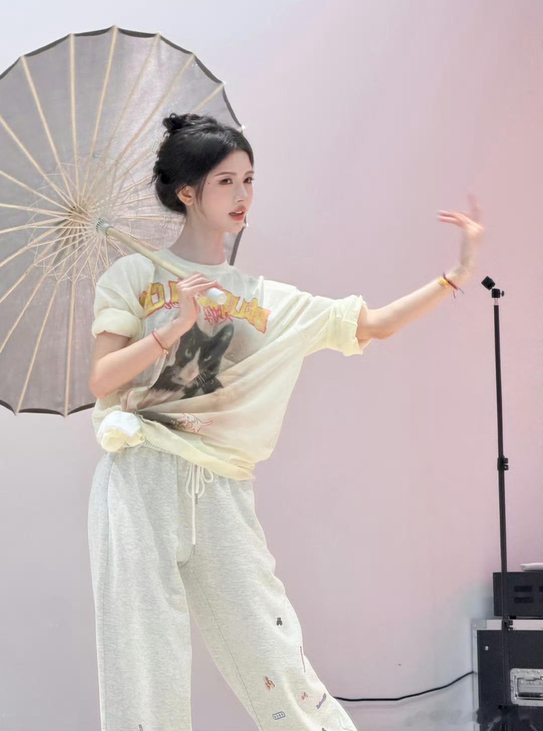 jjy鞠婧祎千香 jjy鞠婧祎姜黎非贫瘠的荒漠会开满鲜花 尽头的街角有人等你回家