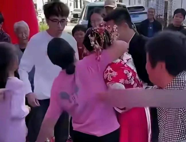 “有便宜占，必须往前冲！”河南，一对新人在酒店门口举行迎亲仪式。不料，一位大妈看