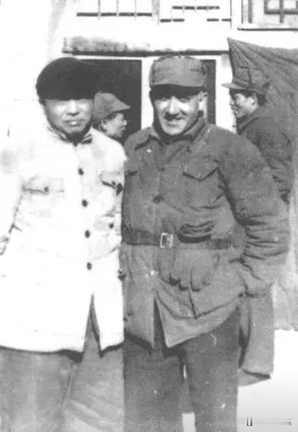 抗战时期，彭德怀(左)与美国医生马海德(右)在延安合影。1936年夏，美国记者埃