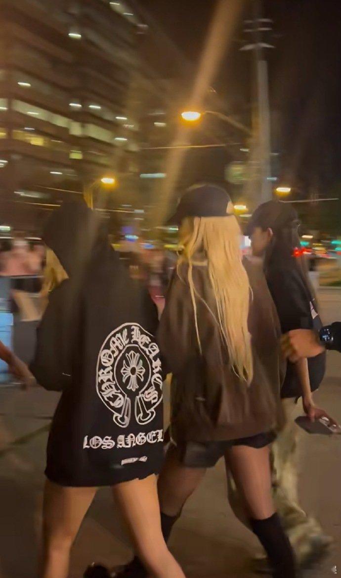 偶遇Lisa朴彩英聚餐 偶遇Lisa朴彩英聚餐，两人感情真好啊~偶遇Lisa朴彩