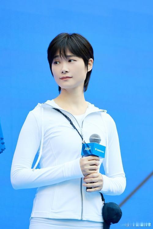 李宇春三生花品牌全球代言人三生花空气瓶  蓬松不伤发就用三生花空气瓶  昨天刚被