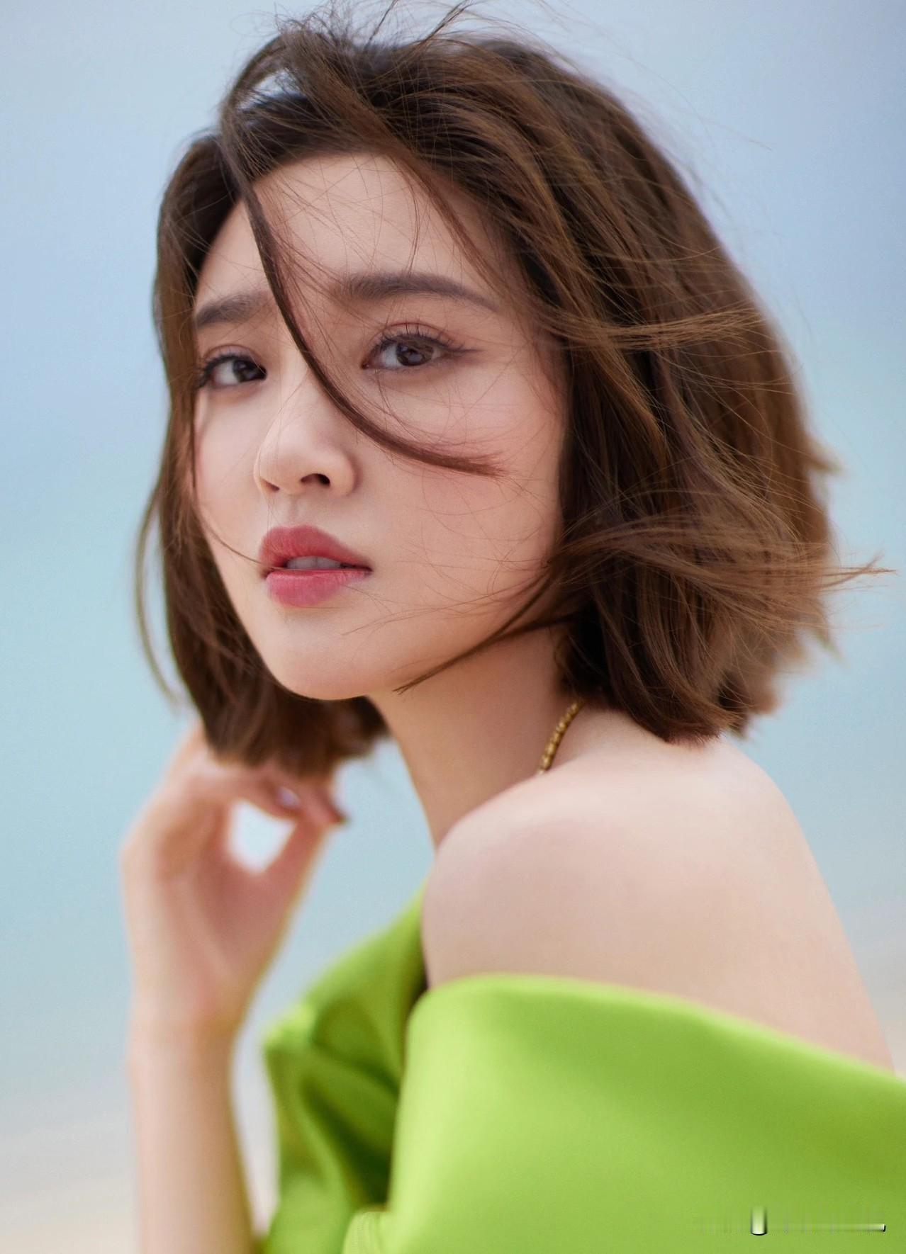 唐艺昕，开心发文！
 
9月13日，唐艺昕冲上热搜。原因是她在社交平台晒出星期五