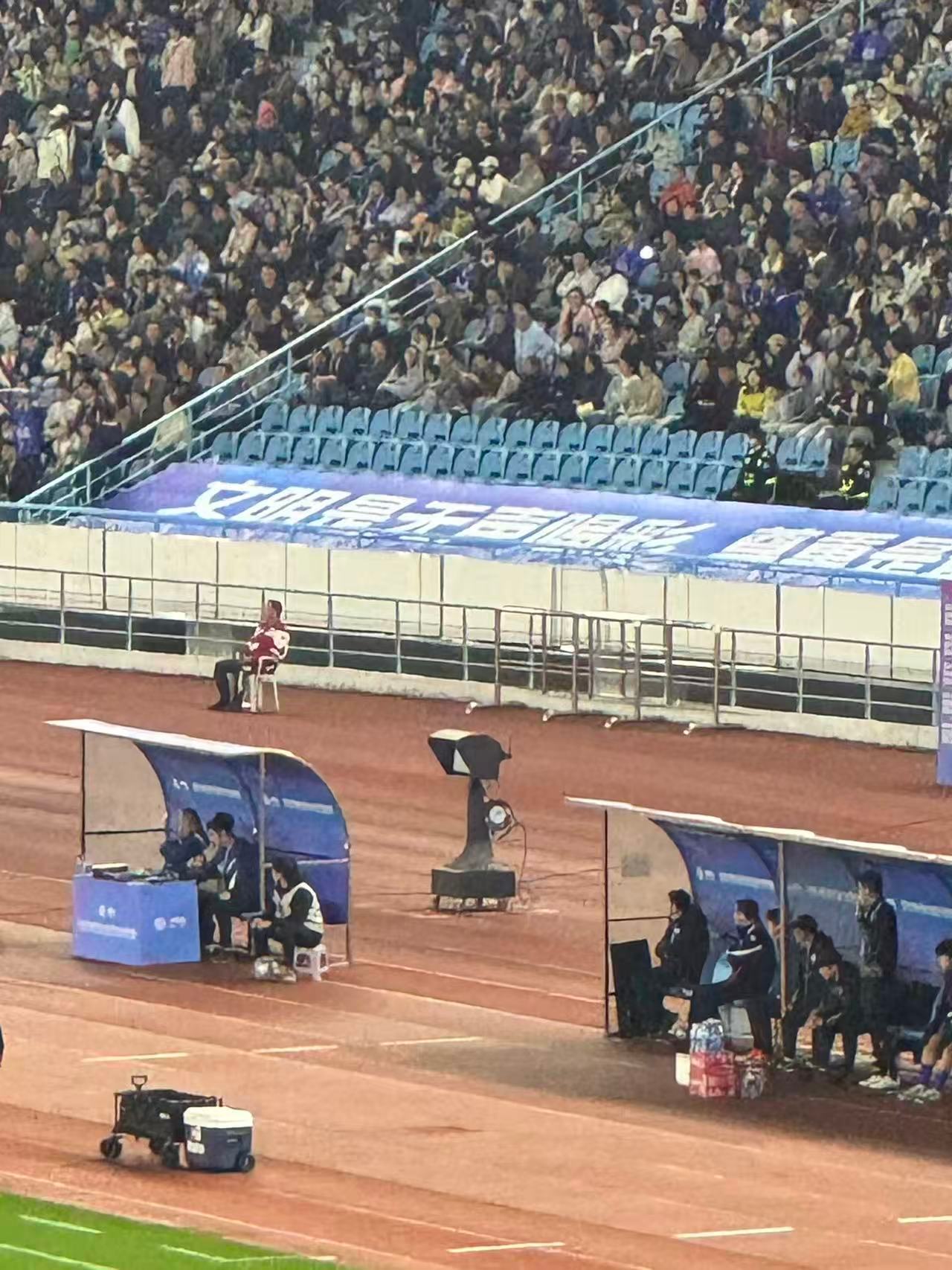 中冠的VAR主打一个“掩耳盗铃”因为机位少，很多角度都没有，主打一个找两个裁判来