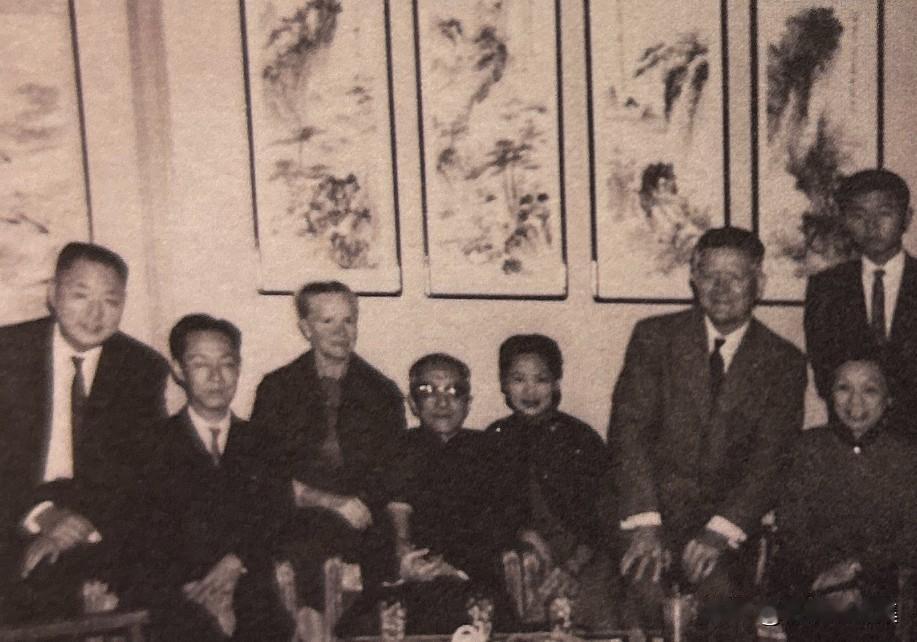 1961年3月，胡适应邀参观林中行、邵幼轩（左五）的画展，与庄莱德（右三）、夫人